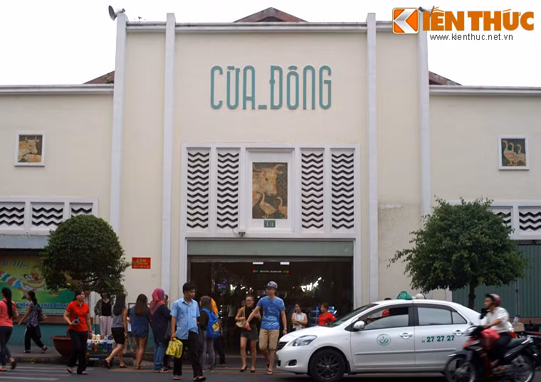 Một nét đặc sắc trong kiến trúc của ngôi chợ là trên các cổng đều có những bức phù điêu gốm, mô tả các sản vật của miền Nam với hình con bò, con ngỗng, con cá đuối, nải chuối... Phía sau những tác phẩm này là câu chuyện thú vị mà không phải ai cũng biết.