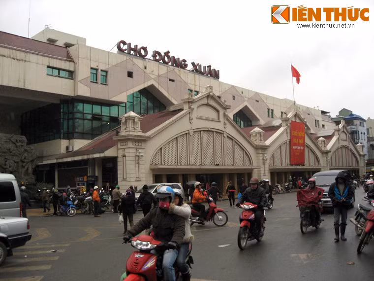Trân đánh chợ Đồng Xuân nổ ra trong bối cảnh cuộc chiến đấu ở Liên khu I (Đông Bắc Hà Nội, gồm phần lớn quận Hoàn Kiếm hiện nay) đi vào giai đoạn gay go quyết liệt nhất. Đầu tháng 2/1947, quân Pháp được tiếp viện, từ Hải Phòng lên với ý đồ đánh bật các đơn vị của ta ra khỏi các cửa ô và tiêu diệt toàn bộ Trung đoàn Thủ đô.