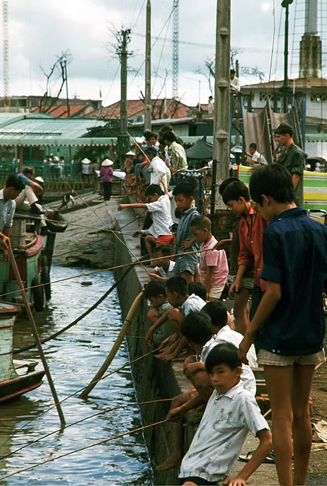 Trẻ em câu cá trên sông Sài Gòn.