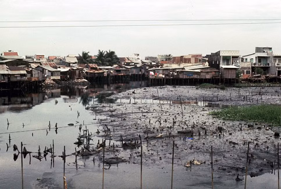 Khu ổ chuột ven kênh rạch Sài Gòn.