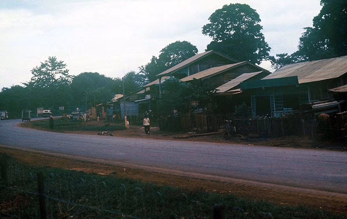 Khu dân cư ven quốc lộ. Ảnh: Reppel Collection