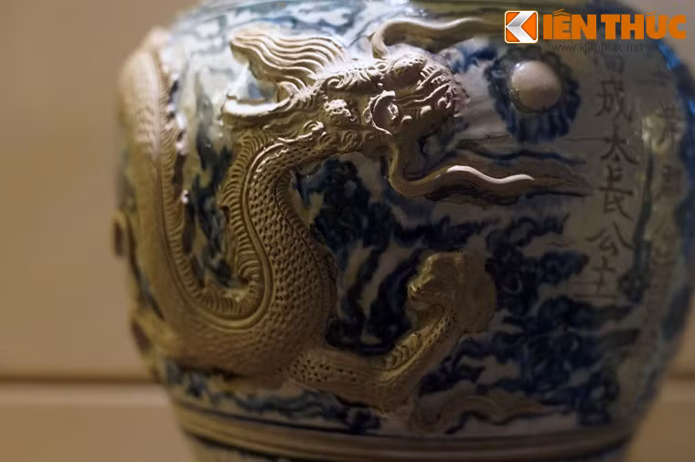 Cận cảnh hình rồng trên chiếc chân đèn.