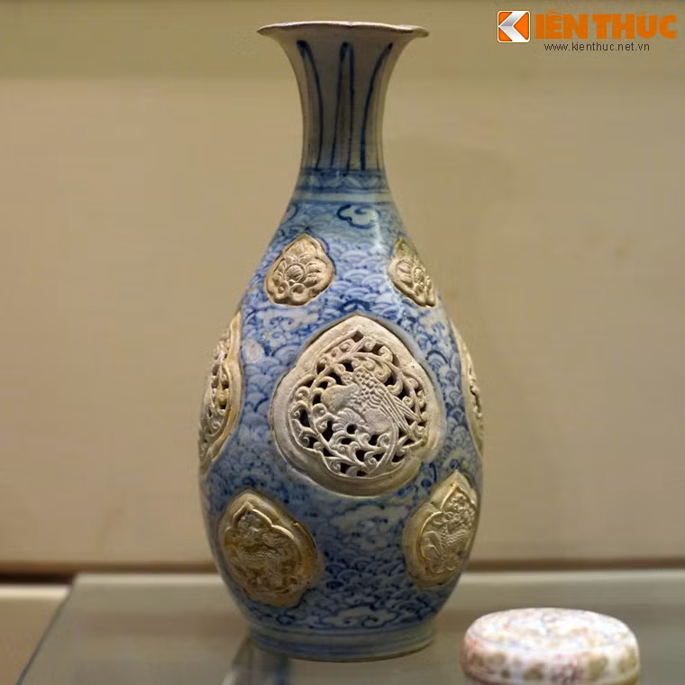Bình tỳ bà làm bằng gốm hoa lam, niên đại thế kỷ 15, sản xuất tại lò gốm Chu Đậu.