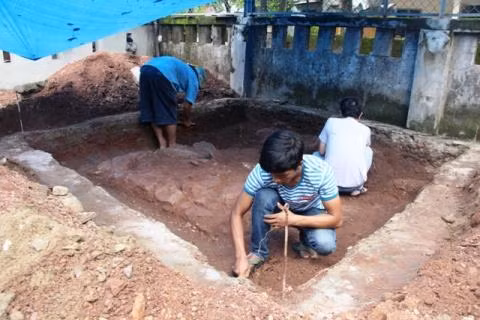 Vào tháng 10/2016, các chuyên gia khảo cổ đã công bố kết quả đợt thăm dò dấu vết nghi lăng mộ vua Quang Trung tại khu vực gò Dương Xuân (phường Trường An, TP Huế). Theo đó, đợt khảo cổ này đã làm phát lộ dấu vết một nền kiến trúc rộng lớn. Tuy nhiên cần phải có những đợt khảo sát tiếp theo để có thể đưa ra kết luận chính xác về công trình này. Ảnh: Đất Việt.