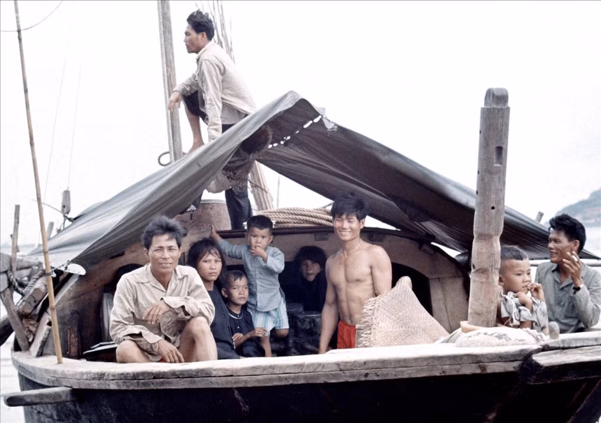 Đại gia đình trên thuyền cá.