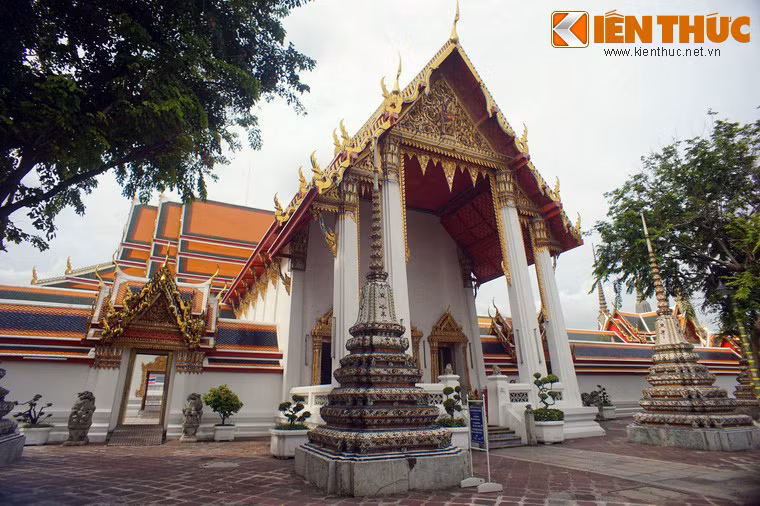 Chùa được xây dựng trong thời kỳ Vương quốc Ayutthaya vào thế kỷ 16 và từng là một trung tâm giáo dục đào tạo y khoa cổ truyền Thái Lan. Vào cuối thế kỷ 18, khi thủ đô Thái Lan chuyển về Bangkok, Wat Pho được xây dựng lại với quy mô bề thế và trở thành ngôi chùa có tầm quan trọng đặc biệt của Hoàng gia.