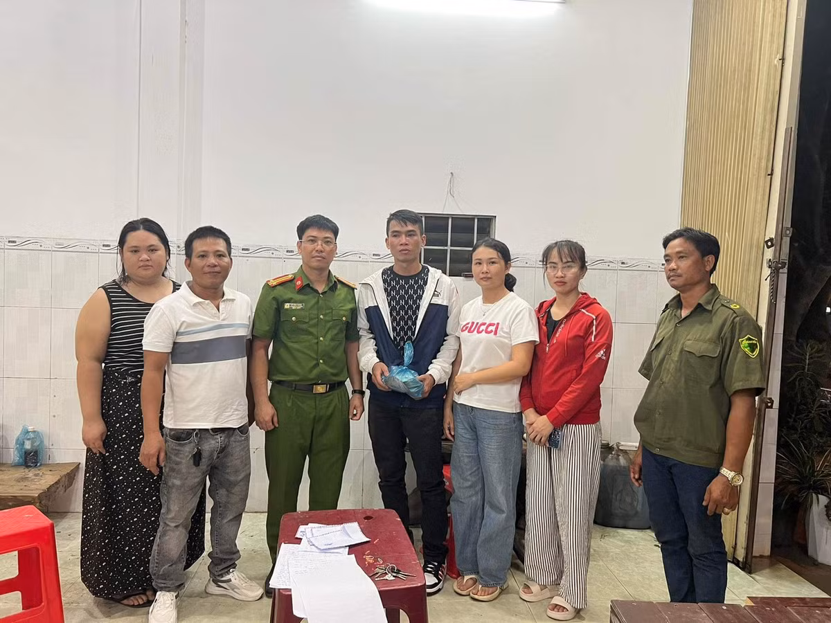 Tình người trong vụ TNGT tại xã Hòa Phú khiến 3 người thương vong - Hình 2 Tinh nguoi trong vu TNGT tai xa Hoa Phu khien 3 nguoi thuong vong-Hinh-2
