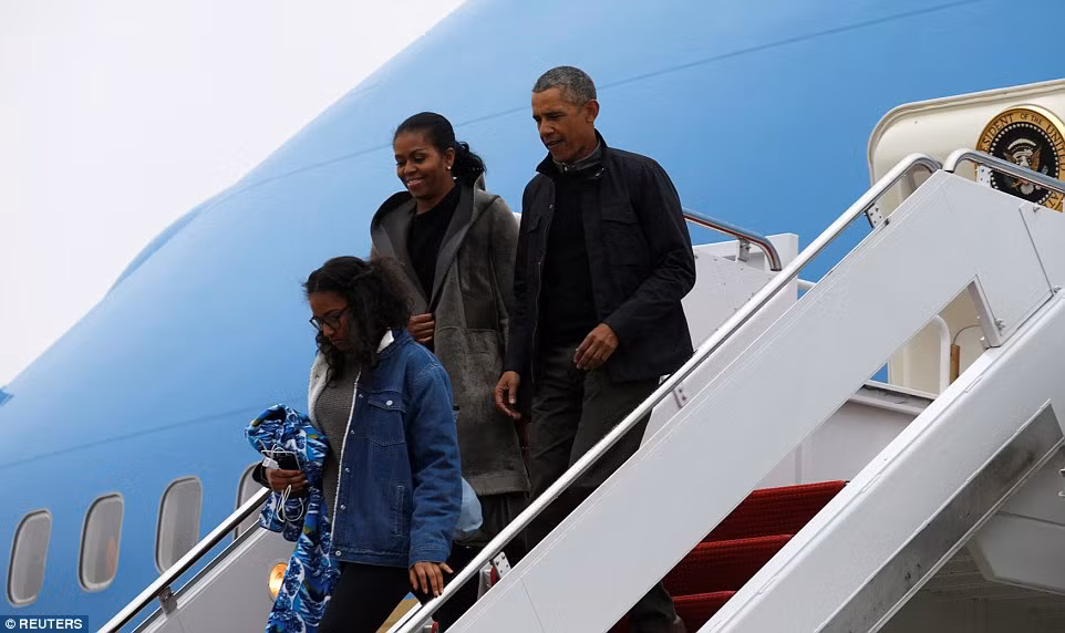 Gia đình Tổng thống Barack Obama trước đó có một kì nghỉ Giáng sinh và Năm mới ở quê nhà Hawaii trong 16 ngày. Ảnh Daily Mail