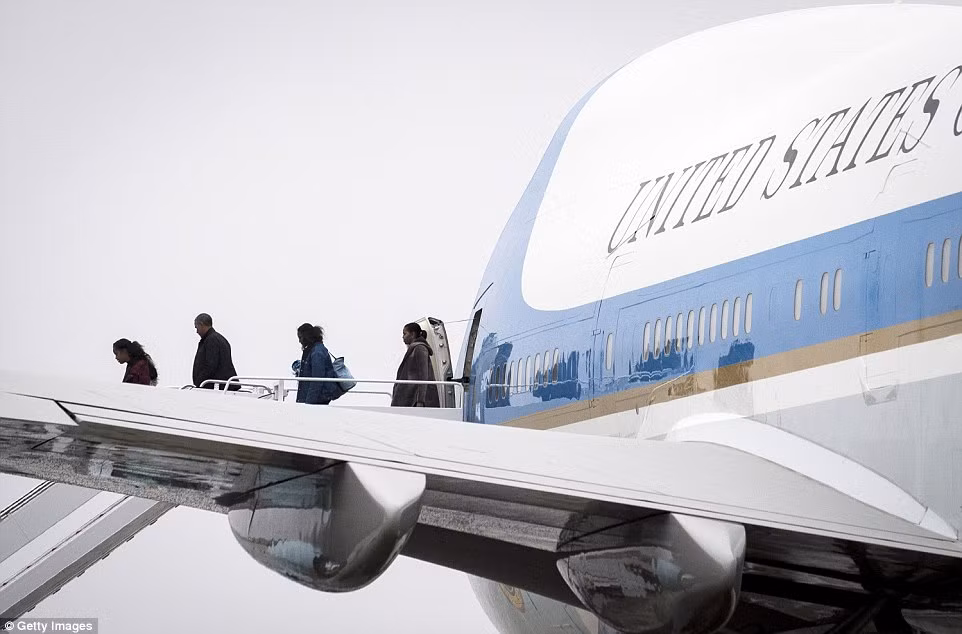 Sau kì nghỉ này, ông Obama sẽ quay trở lại làm việc ở Nhà Trắng khoảng 15 ngày nữa trước khi chính thức bàn giao lại cho người kế nhiệm Donald Trump. Ảnh Daily Mail