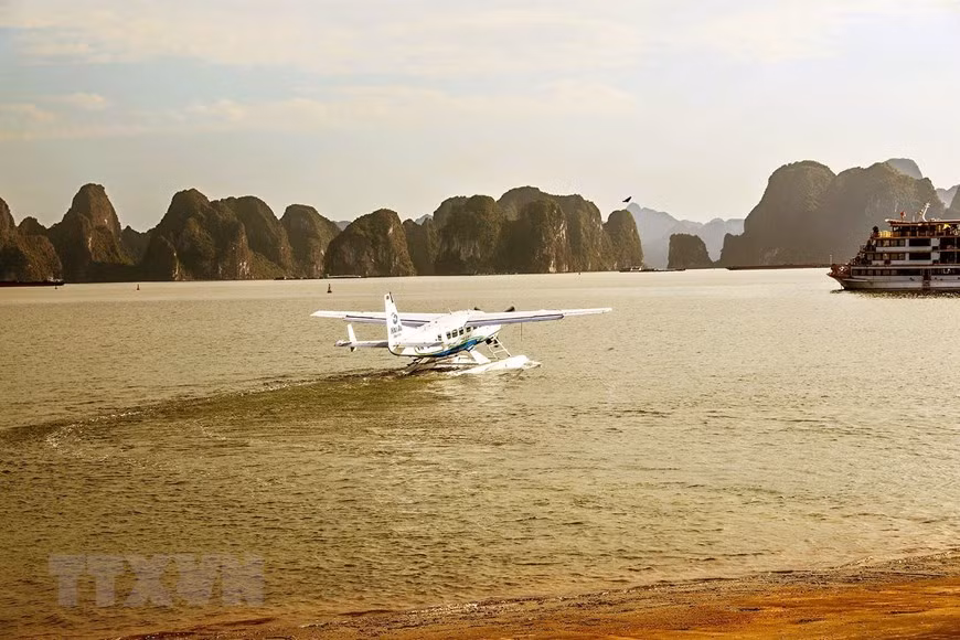 Trời trong và nắng vừa phải là điều kiện lý tưởng cho du khách bay lên ngắm cảnh vịnh Hạ Long bằng thủy phi cơ. (Ảnh: Phạm Hậu/TTXVN)