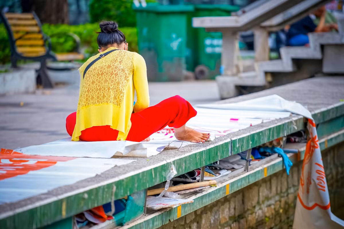 Cụ thể tại các nhánh lối đi theo quan sát của phóng viên chất lượng đường dạo xung quanh hồ Con Rùa đã xuống cấp, một số vị trí bị bong tróc bê tông đặc biệt là ở khu vực bậc thang đi lên phía trên tháp.
