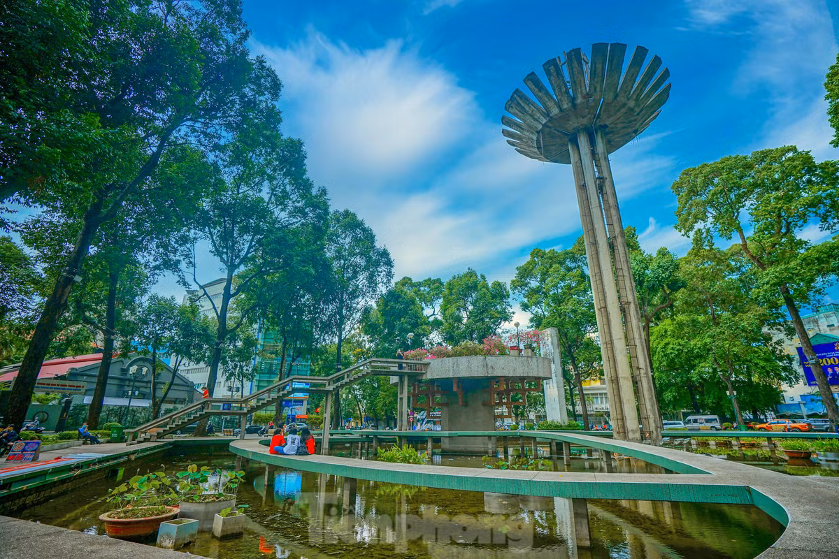 Trước đó, Phó Chủ tịch thường trực UBND thành phố Lê Hòa Bình chủ trì cuộc họp về cải tạo, nâng cấp vỉa hè xung quanh khu vực hồ Con Rùa bằng nguồn vốn xã hội hóa do UBND quận 3 đề xuất.