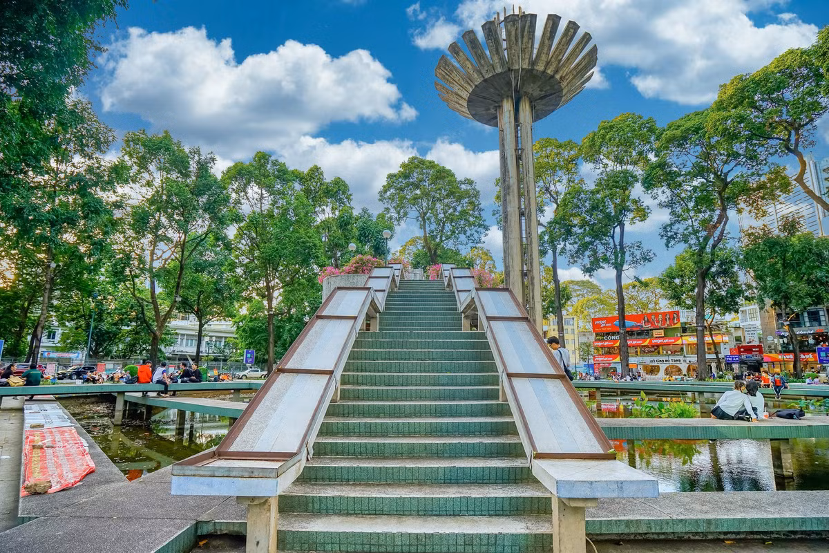 Sau đó, Sở Xây dựng được giao chủ trì với các đơn vị liên quan, xem xét, nghiên cứu phương án chỉnh trang công viên hồ Con Rùa.