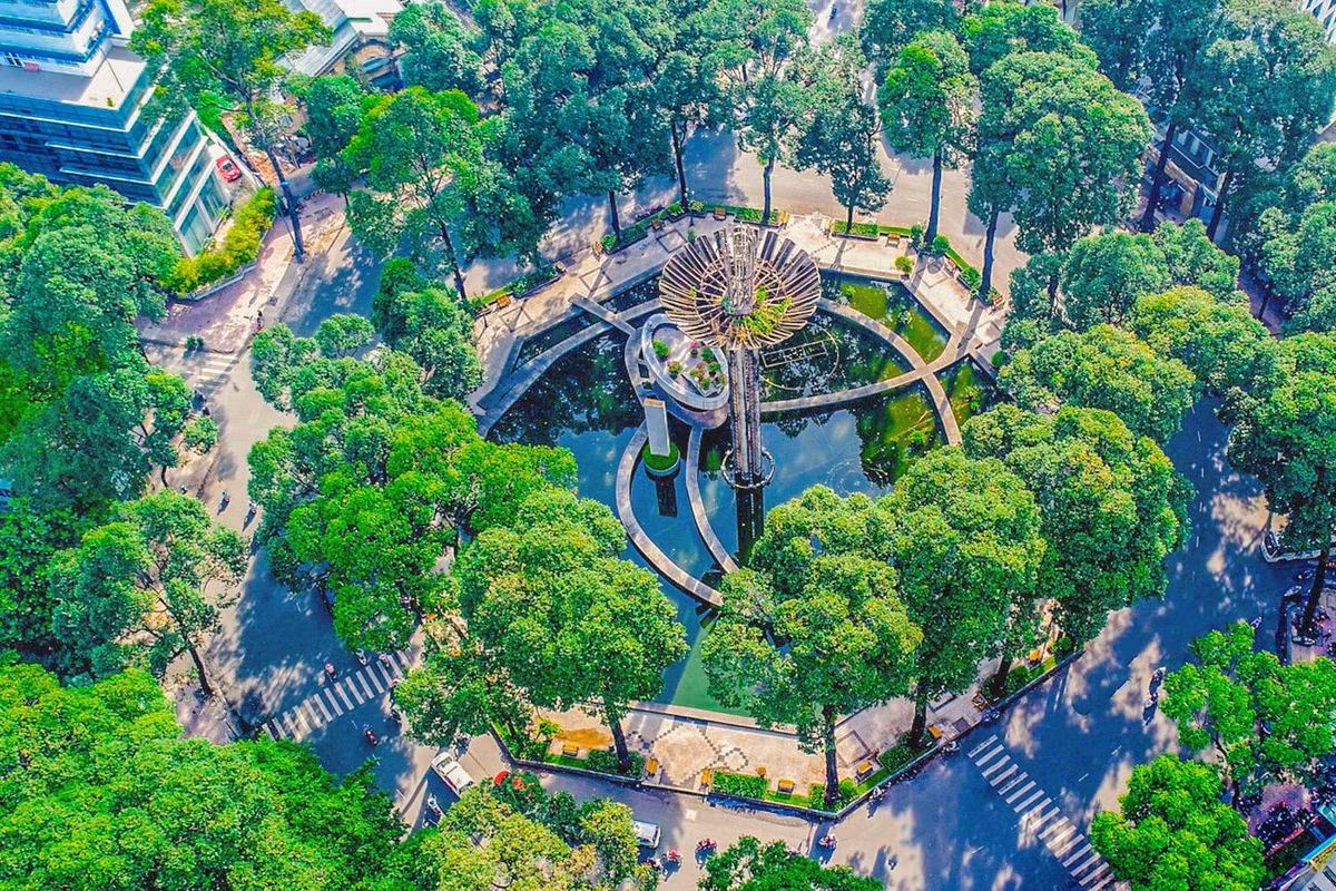 Công viên hồ Con Rùa có diện tích hơn 3.843m2, gồm hồ nước gần 2.300m2 và đường dạo 937m2, mảng xanh 617m2 bao bọc xung quanh.