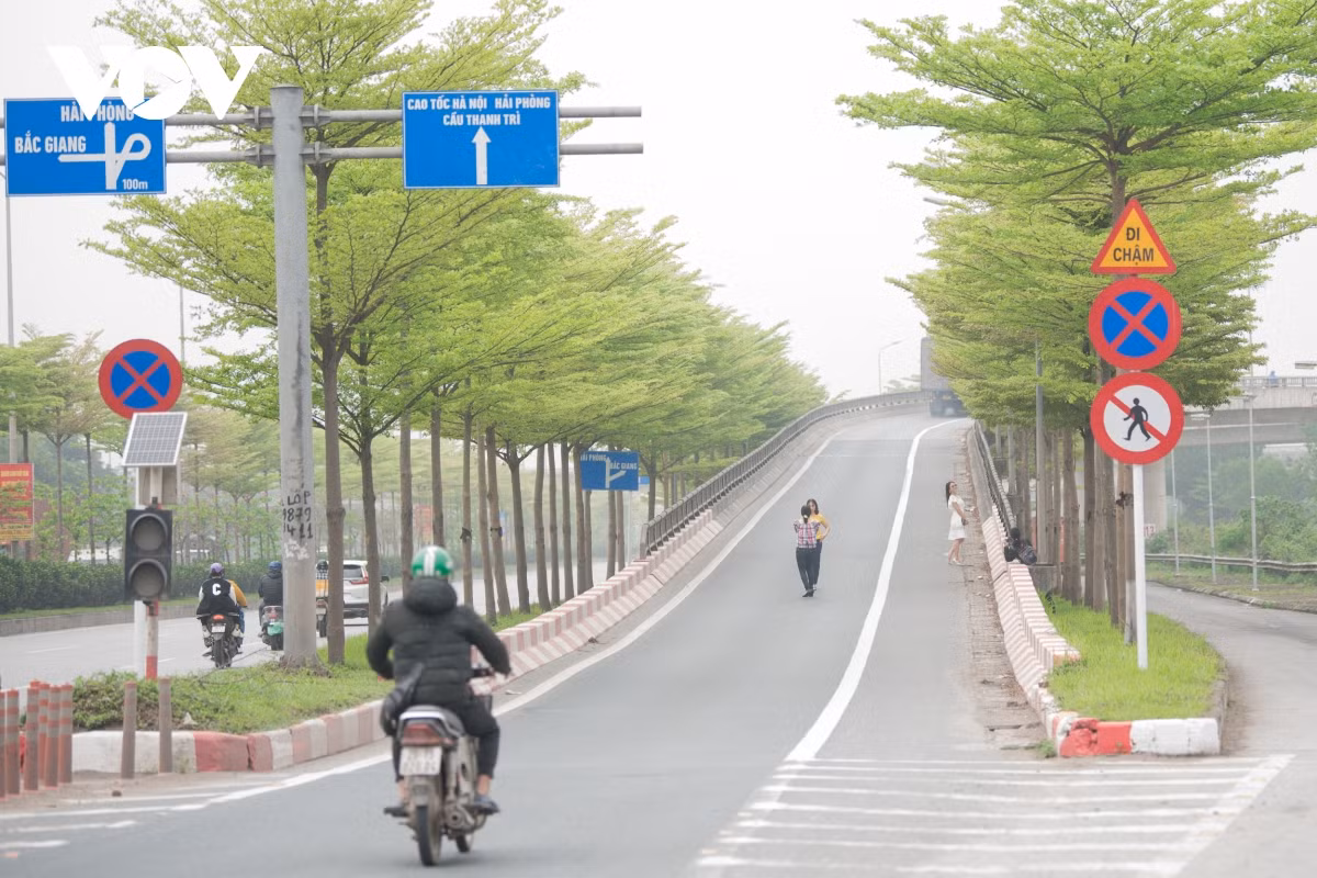 Một số người còn tranh thủ lúc vắng xe ra đứng giữa đường để chụp ảnh.