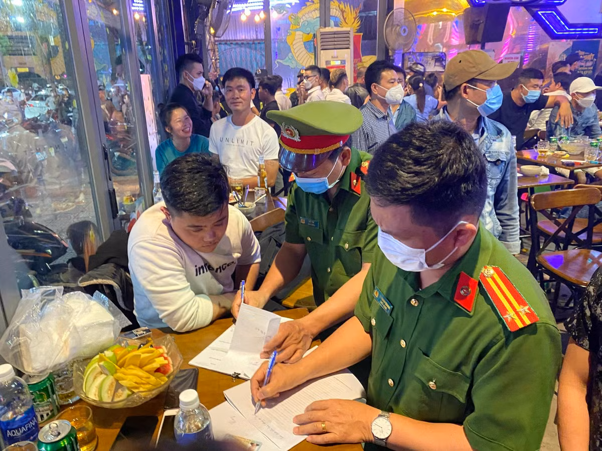 Tiếp đó, lực lượng Công an phát hiện các đối tượng Nguyễn Văn Tình (SN 1981, trú tại huyện Phú Lộc), Ngô Văn Hoàng Phú (SN 1995, trú tại phường An Cựu), Nguyễn Văn Cường (SN 1992, trú tại huyện Phú Lộc) và Nguyễn Trung Hiếu (SN 1993, trú tại thị xã Hương Thủy) đang tàng trữ, sử dụng trái phép chất ma túy, thu giữ được 0,2932g ma túy tổng hợp.