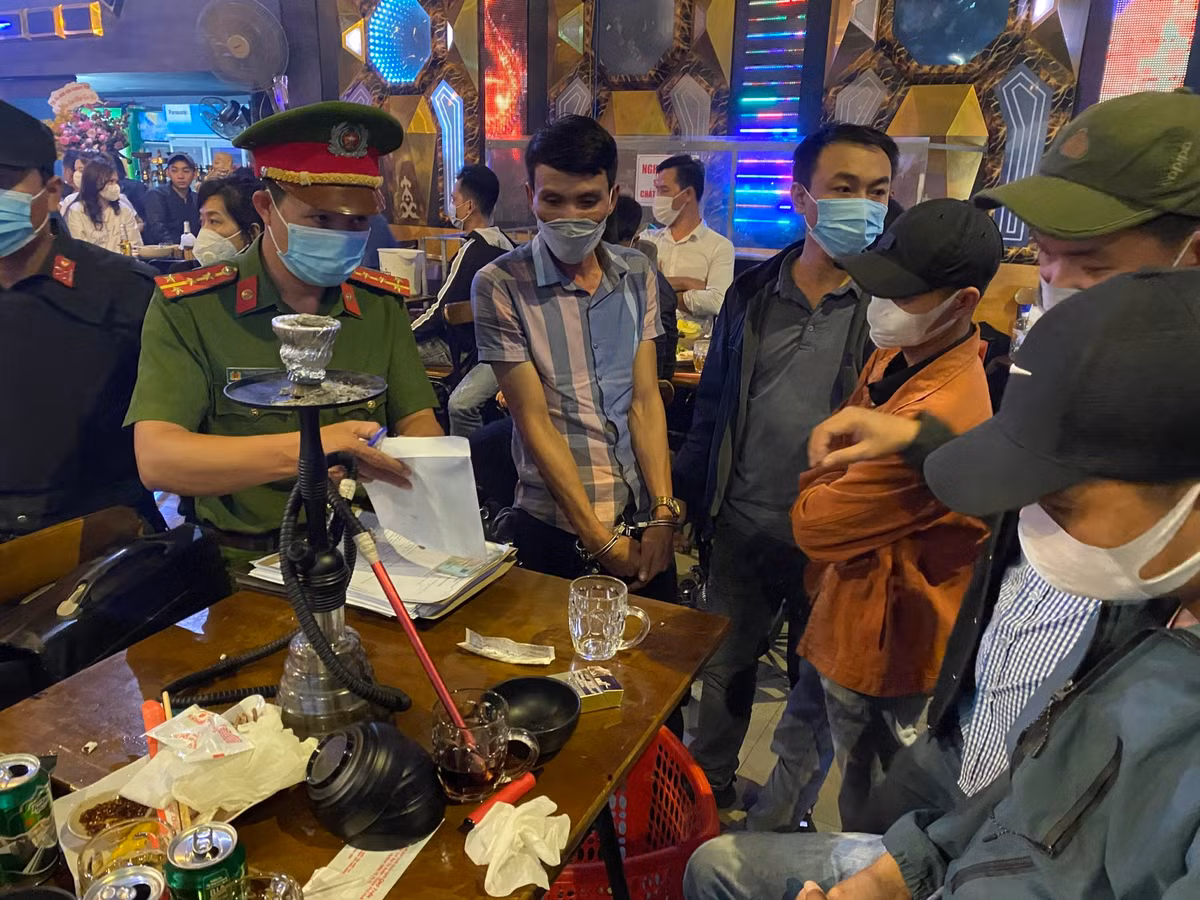 Theo thông tin ban đầu, qua công tác nắm tình hình, lực lượng phát hiện tại quán Pub Beer Century của Trần Thị Hồng Hạnh (SN 1977, trú tại phường Thủy Xuân, TP. Huế) đăng ký kinh doanh dịch vụ ăn uống, giải khát nhưng lại thiết kế quán theo mô hình quán Bar, vũ trường như thiết kế gương kính che kín bao quanh, có dàn nhạc âm thanh công suất lớn, bố trí DJ đánh nhạc, có trang bị hệ thống đèn chiếu sáng; thường xuyên hoạt động từ 19h đến 03 sáng hôm sau với lượng khách hàng đêm khoảng 70 đến 150 người, đa số là thanh niên, trong đó có một số đối tượng có biểu hiện sử dụng trái phép chất ma túy