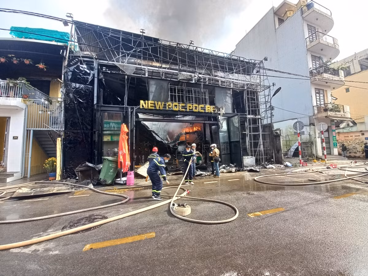 Lực lượng chức năng tỉnh Thừa Thiên Huế có mặt, cùng các xe chữa cháy để triển khai công tác dập lửa.