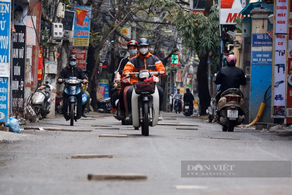 Hà Nội: Chằng chịt “lô cốt”, người đi đường ngã liên tục trên đường - Hình 9 Ha Noi: Chang chit “lo cot”, nguoi di duong nga lien tuc tren duong-Hinh-9