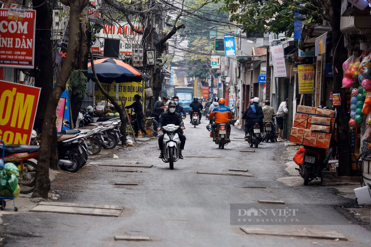 Hà Nội: Chằng chịt “lô cốt”, người đi đường ngã liên tục trên đường Ha Noi: Chang chit “lo cot”, nguoi di duong nga lien tuc tren duong