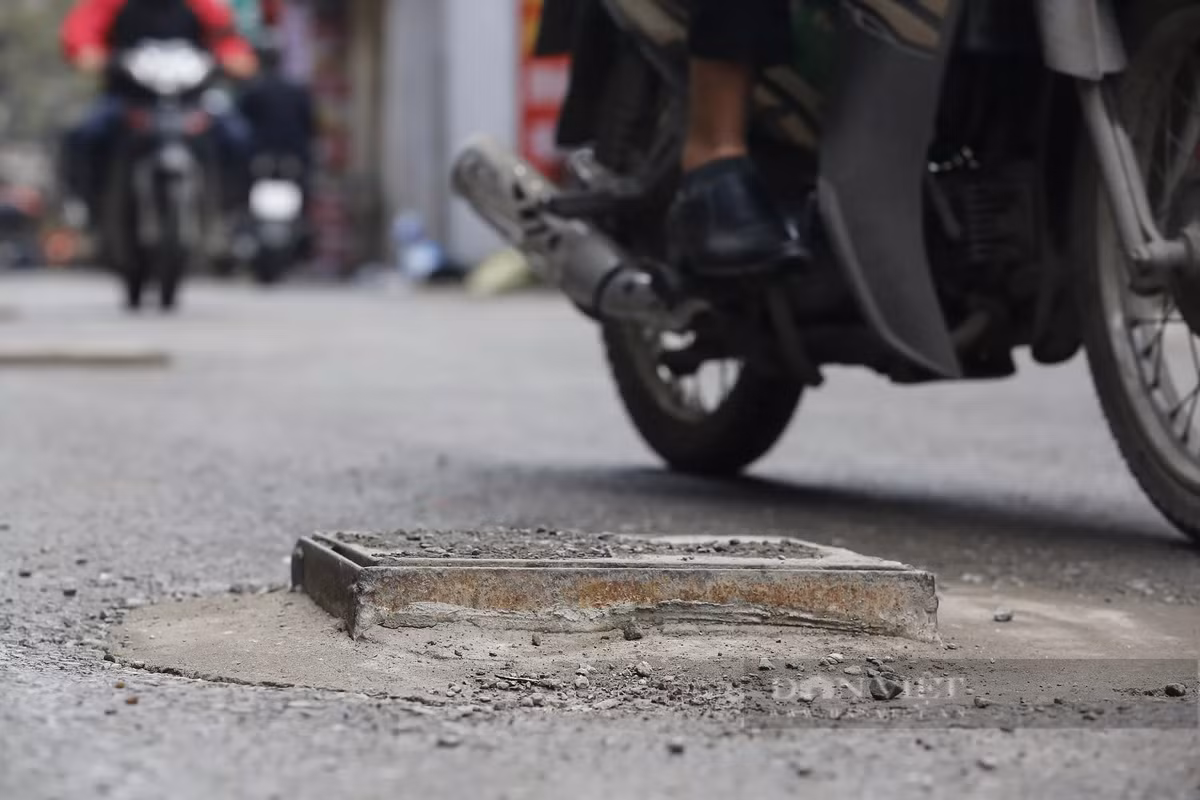 Hà Nội: Chằng chịt “lô cốt”, người đi đường ngã liên tục trên đường - Hình 3 Ha Noi: Chang chit “lo cot”, nguoi di duong nga lien tuc tren duong-Hinh-3