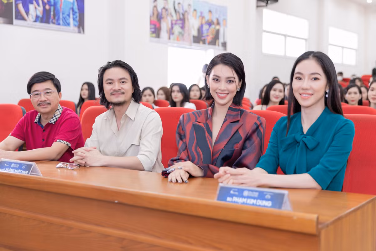 Dàn giám khảo của vòng sơ khảo có bà Phạm Kim Dung, nhà thơ Trần Hữu Việt, đạo diễn Hoàng Nhật Nam, Hoa hậu Hà Kiều Anh, Tiểu Vy, Lương Thùy Linh.