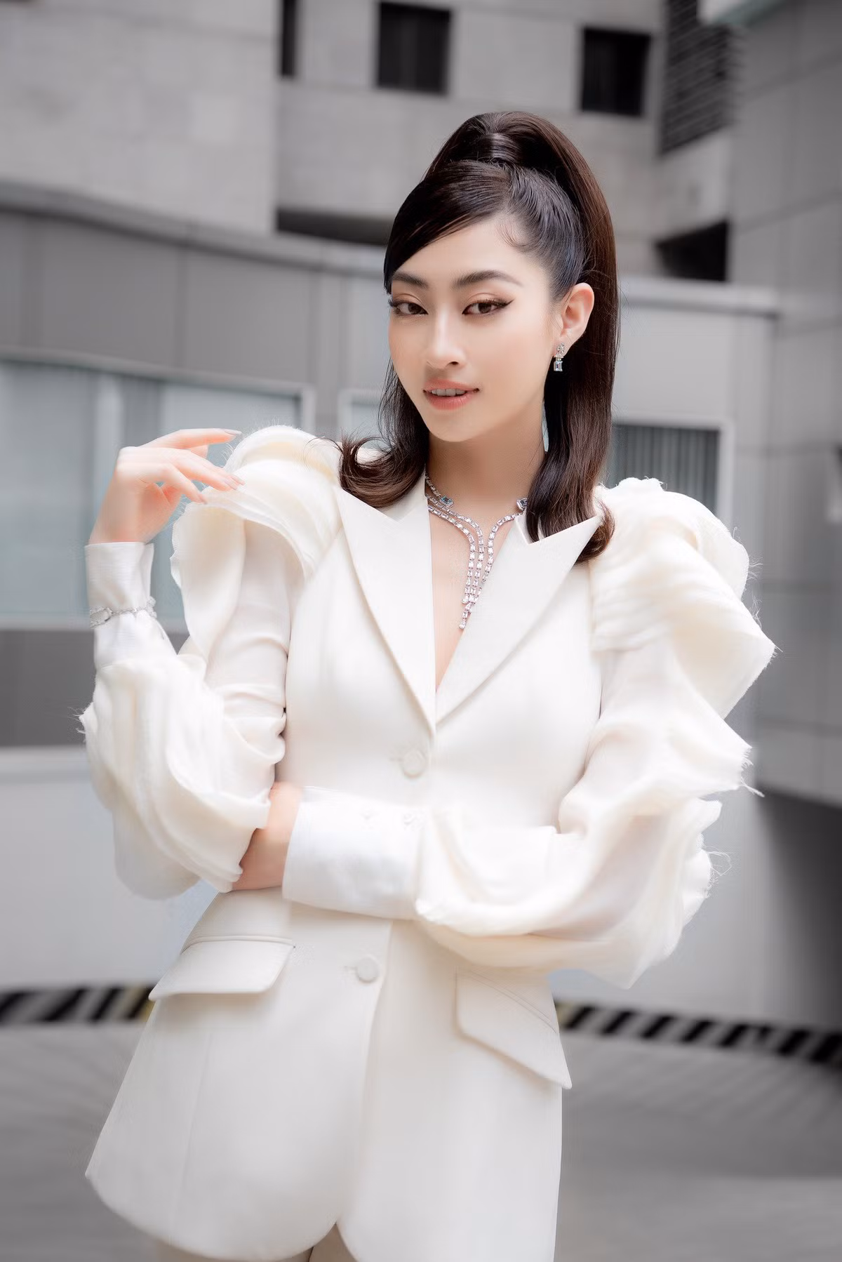 Lương Thùy Linh là Miss World Vietnam mùa đầu tiên (2019). Cô và Tiểu Vy cũng là hai giám khảo trẻ nhất cả về tuổi đời lẫn tuổi nghề. 