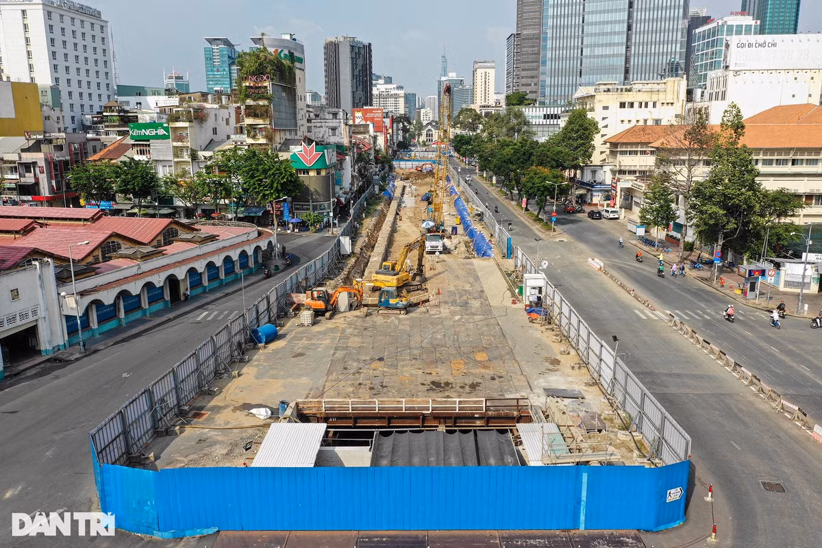 Theo nhà thầu MAUR, đơn vị đang phối hợp với các sở ngành và đơn vị liên quan như điện, cấp thoát nước... đẩy nhanh quá trình triển khai dự án để kịp tiến độ hoàn trả mặt bằng. Trả mặt bằng ga Bến Thành cũng là đợt hoàn trả mặt bằng cuối cùng của dự án metro ở trung tâm quận 1.