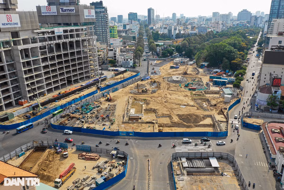 Theo đó, ga Bến Thành thuộc gói thầu CP1a (đoạn ngầm từ ga Bến Thành đến ga Nhà hát thành phố) hiện đạt hơn 95% khối lượng sau gần 6 năm thi công. Nhà ga này dài 236 m, rộng 60 m, sâu khoảng 32 m, gồm 4 tầng ngầm với 6 lối lên xuống. Đây là ga trung tâm của Metro số 1, tương lai kết nối nhiều tuyến metro khác.