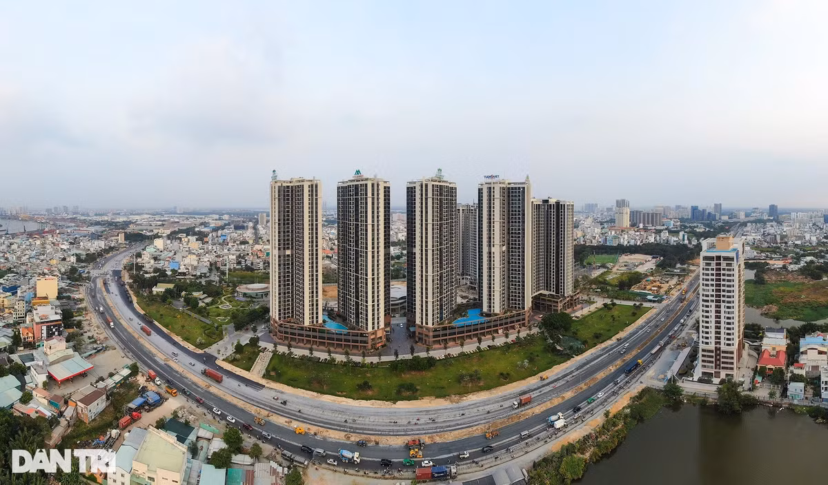 Đường Nguyễn Văn Linh được khởi công năm 1996 và đưa vào khai thác toàn bộ năm 2007, với tổng vốn đầu tư 100 triệu USD, dài gần 18 km từ quốc lộ 1 (huyện Bình Chánh) đến giao lộ Huỳnh Tấn Phát (quận 7). Đây là tuyến giao thông huyết mạch của khu vực Nam TPHCM, tạo điều kiện để phát triển khu đô thị Nam Sài Gòn, khu công nghiệp cảng Hiệp Phước, Phú Mỹ Hưng...