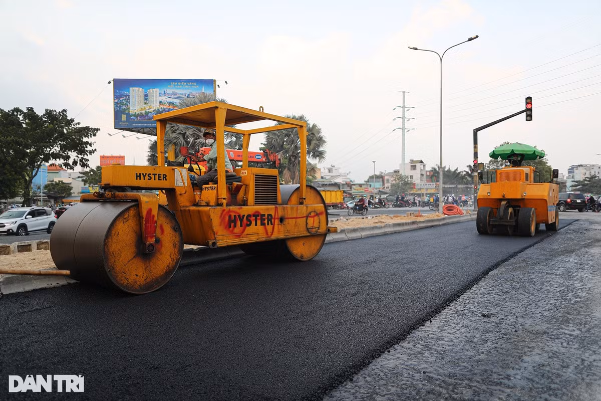 Hiện mặt đường Nguyễn Văn Linh khúc gần chân cầu Tân Thuận 2 đã được trải nhựa, đang hoàn thiện phần vỉa hè. Phần còn lại, đường đã được mở rộng qua hai bên và nhà thầu đang tập trung đắp nền, thi công hệ thống hạ tầng kỹ thuật nhằm đồng bộ toàn tuyến.