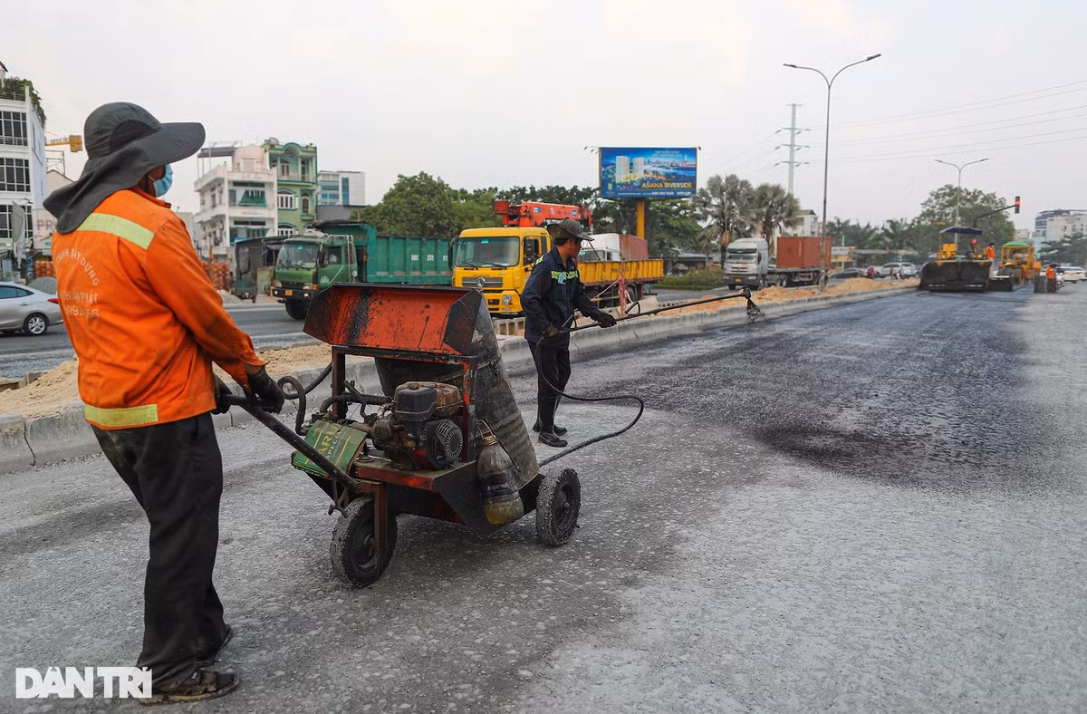 Ghi nhận vào chiều 9/3, nhiều công nhân được chia thành nhiều nhóm cùng hàng chục loại máy móc đang thi công liên tục để đắp nền, rải nhựa, lắp đặt hệ thống thoát nước.