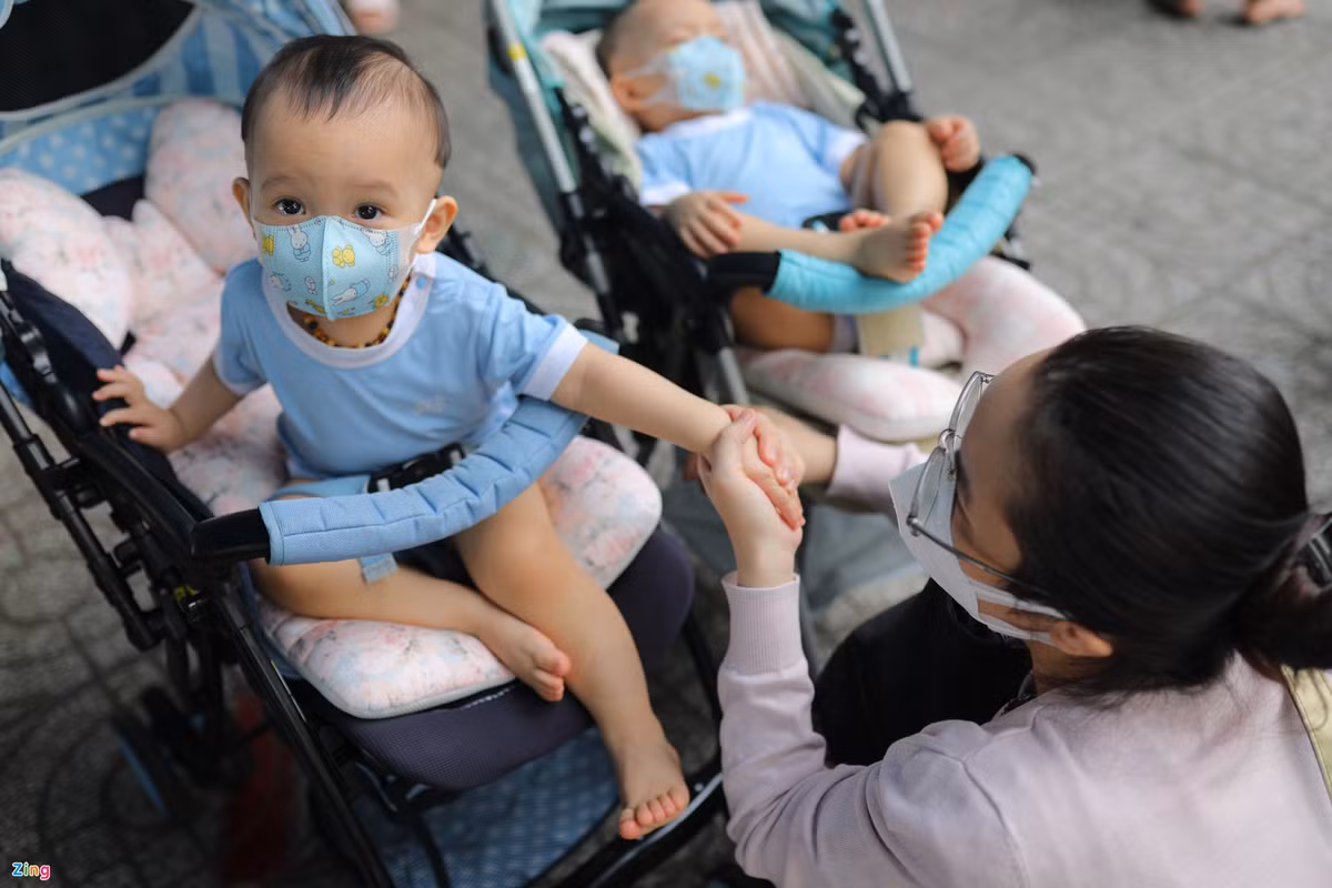 Theo bác sĩ Nguyễn Thanh Hải, số lượng trẻ em F0 tại TP.HCM đang tăng cao nên nhu cầu đến khám các triệu chứng bệnh cũng tăng tương ứng. Ngoài ra, phụ huynh thường có tâm lý lo lắng khi trẻ nhỏ có triệu chứng bệnh. Sau khi được nhân viên y tế tư vấn, họ thoải mái tâm lý hơn và yên tâm cho con điều trị ngoại trú.
