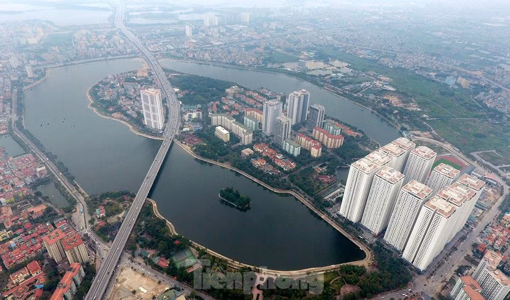 Hồ Linh Đàm là hồ lớn nhất ở quận Hoàng Mai, thành phố Hà Nội. Giữa hồ Linh Đàm có một hòn đảo nhỏ với hệ thống cây xanh bao quanh. Nơi đây nhiều năm trước từng là nơi trú ngụ của hàng chục con cò trắng.