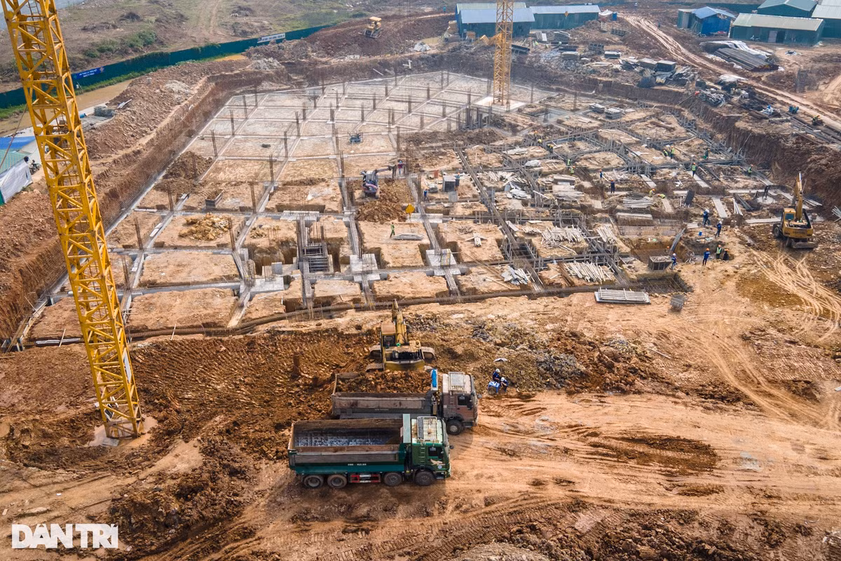 Nhiều xe tải chở đất đá, vật liệu xây dựng tấp nập trên công trường, đẩy nhanh tiến độ xây dựng.