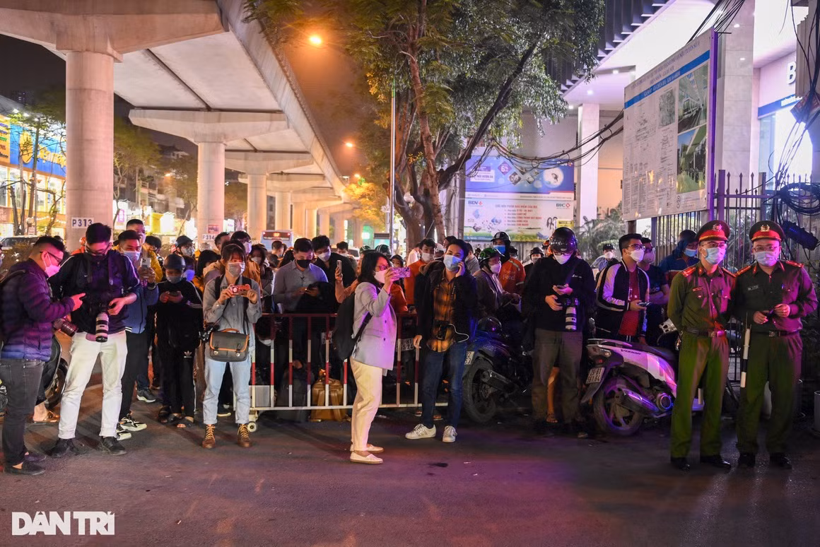 Hàng trăm người tràn ra lòng đường hóng xem vụ bắt ông Trịnh Văn Quyết - Hình 4 Hang tram nguoi tran ra long duong hong xem vu bat ong Trinh Van Quyet-Hinh-4