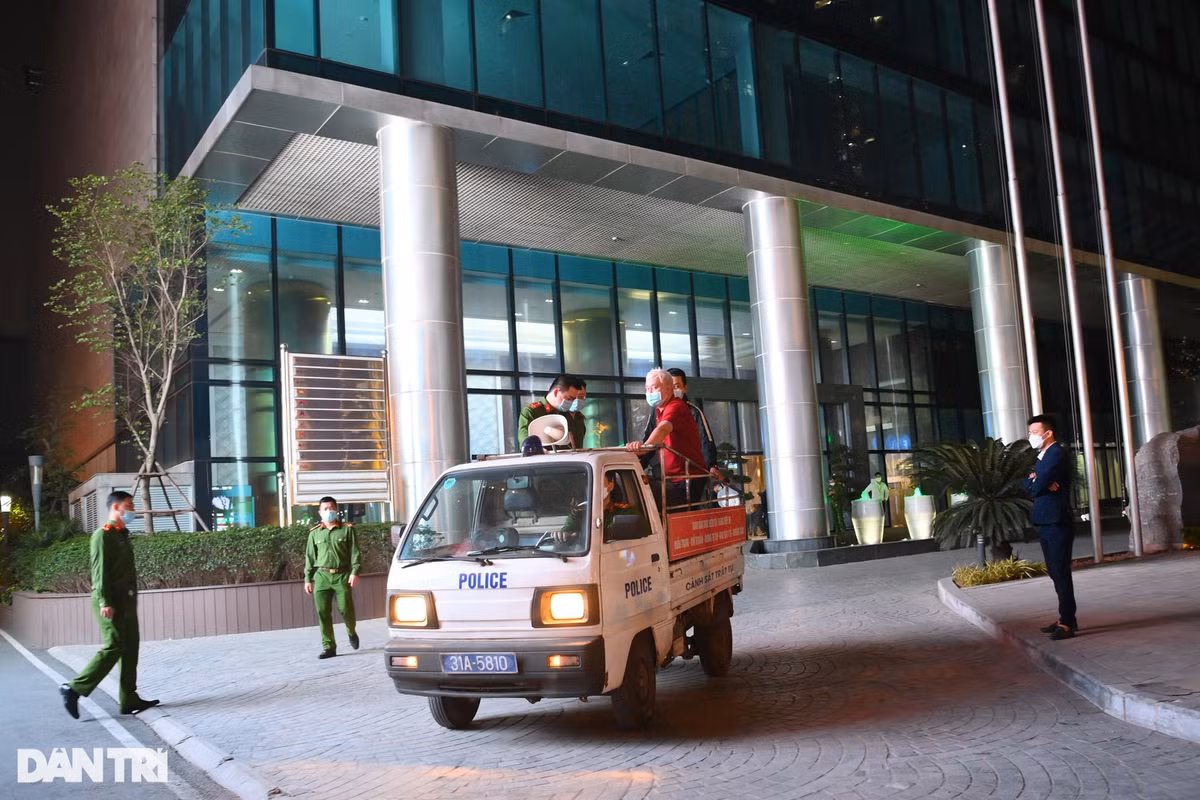 Hàng trăm người tràn ra lòng đường hóng xem vụ bắt ông Trịnh Văn Quyết Hang tram nguoi tran ra long duong hong xem vu bat ong Trinh Van Quyet