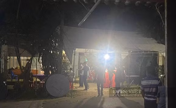  Người phụ nữ tử vong trên giường ngủ, trên tay cầm điện thoại đang sạc pin: Ngày 21/3/2022, chị Mạc Thị Dớ (29 tuổi, xã Lộc Yên, Hà Tĩnh) được người nhà phát hiện đã chết trong tư thế nằm ngủ, trên tay cầm điện thoại đang sạc pin. Nguyên nhân ban đầu được xác định tử vong do điện giật. Hiện công an đang điều tra, làm rõ. (Ảnh Dân Việt)