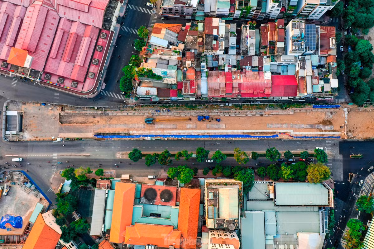 Hình ảnh đường Lê Lợi bị quây tôn, rào chắn để phục vụ dự án metro số 1. Ảnh: Hồng Phong