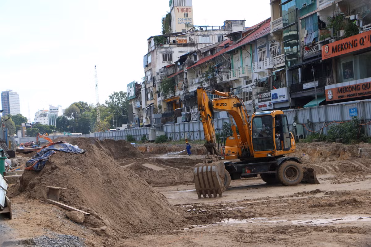 Chia sẻ với PV, nhiều hộ dân trên tuyến đường Lê Lợi cho biết rất vui khi hay tin sắp tới sẽ tháo dỡ hàng rào lô cốt, tái lập mặt đường để việc kinh doanh trở lại sau gần 6 năm bị ảnh hưởng.
