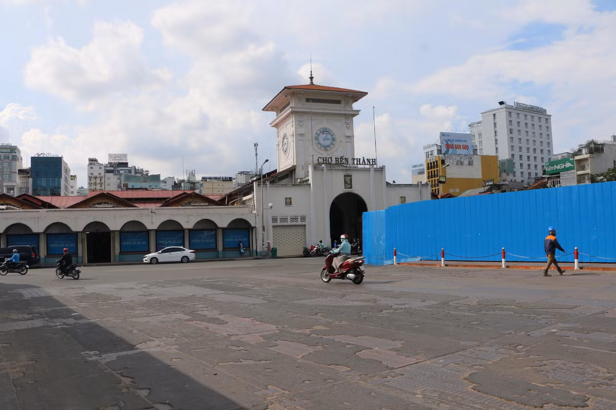Rào chắn án ngữ phía trước cửa nam chợ Bến Thành (đường Lê Lợi) gần 6 năm qua. 