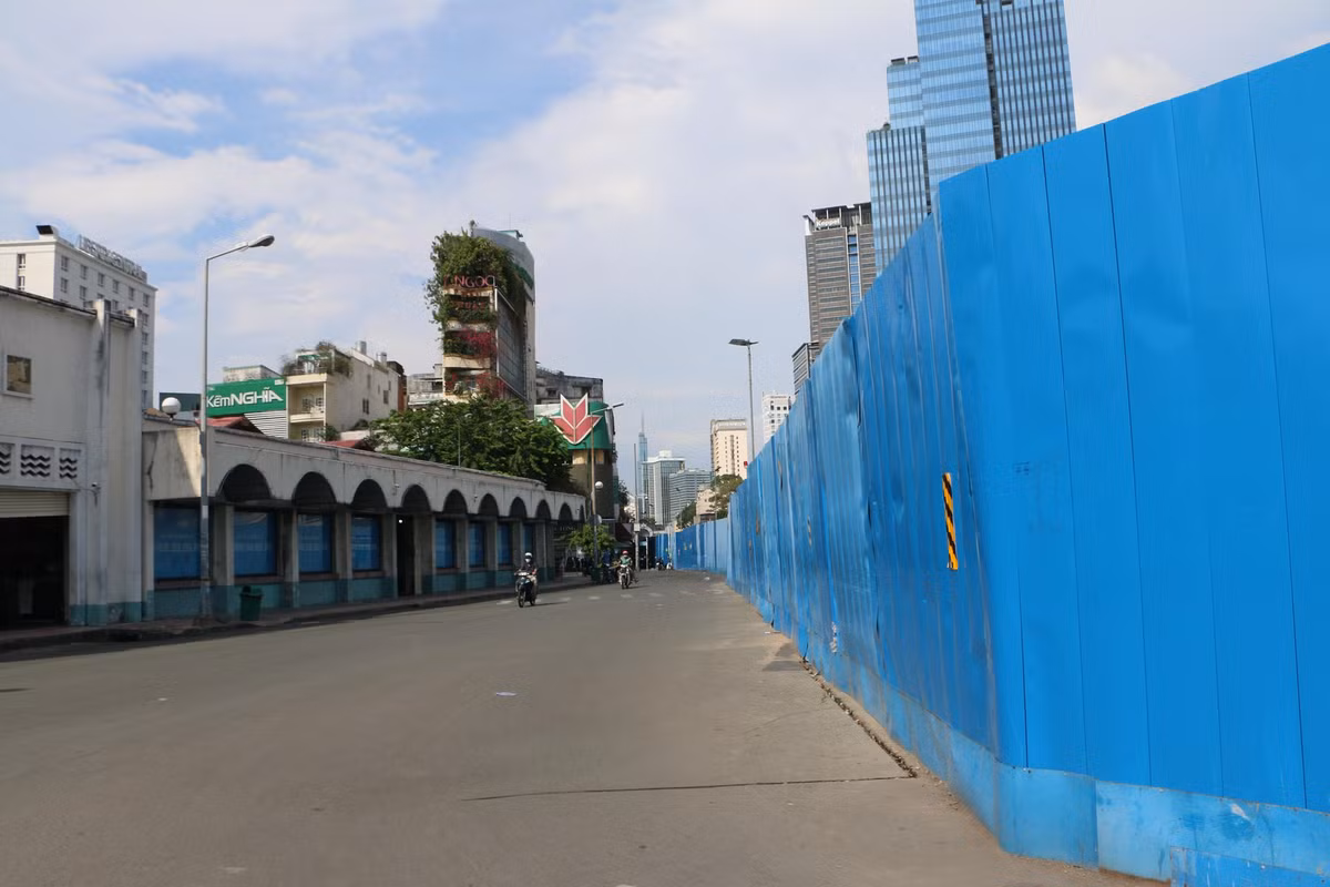 Xung quanh công trường là hệ thống hàng rào tôn, lô cốt dày đặc. 
