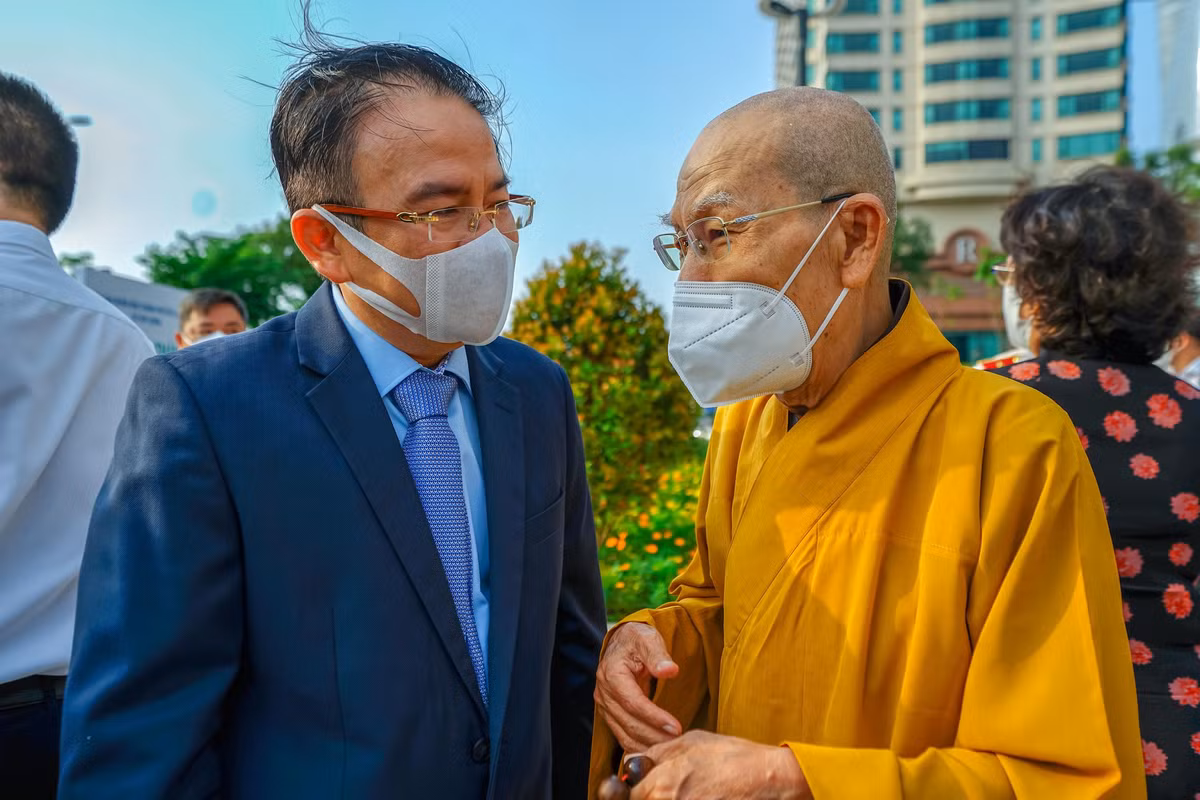 Theo ông Nguyễn Kim Toản (GĐ công ty TNHH Thường Nhật - Saigon Water Bus) nói việc tài trợ cho công trình trùng tu tượng đài Đức thánh Trần Hưng Đạo và công viên Mê Linh là một trong những nghĩa cử thiêng liêng.