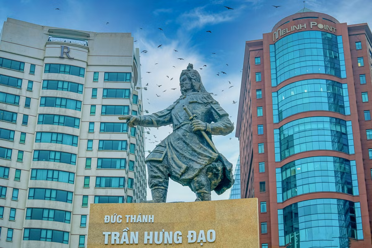 Tượng đài Đức Thánh Trần Hưng Đạo được xây dựng trước năm 1975 bằng bê tông cốt thép. Tượng cao 4m đặt trên bệ ba cạnh cao 12m, ốp đá màu nâu, 3 mặt đế tượng có 6 mảng phù điêu diễn tả các trận đánh giặc ngoại xâm.