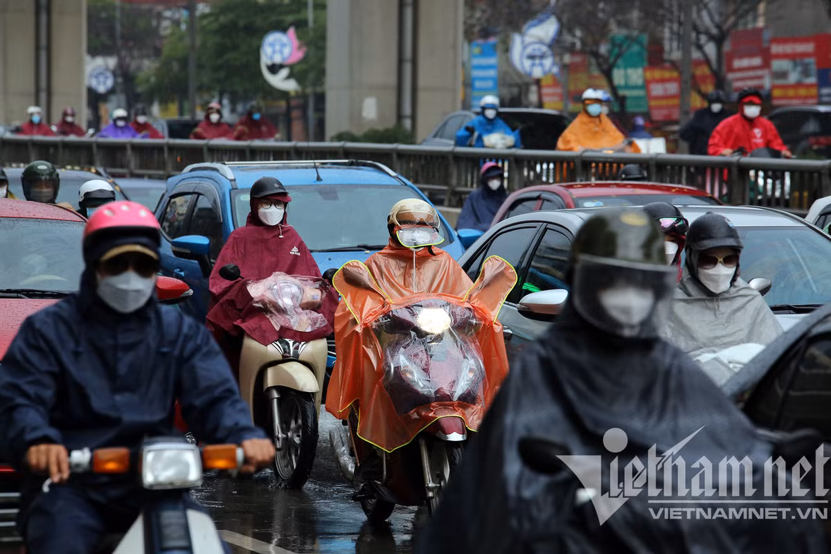 Trời mưa khiến việc di chuyển của các phương tiện gặp khó