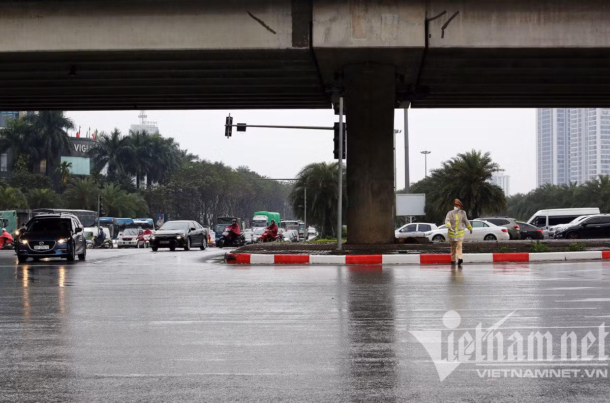 CSGT đội 6 làm nhiệm vụ tại ngã tư này cho biết, khoảng chục ngày nay không xảy ra tắc đường tại nút giao Phạm Hùng - Trần Duy Hưng