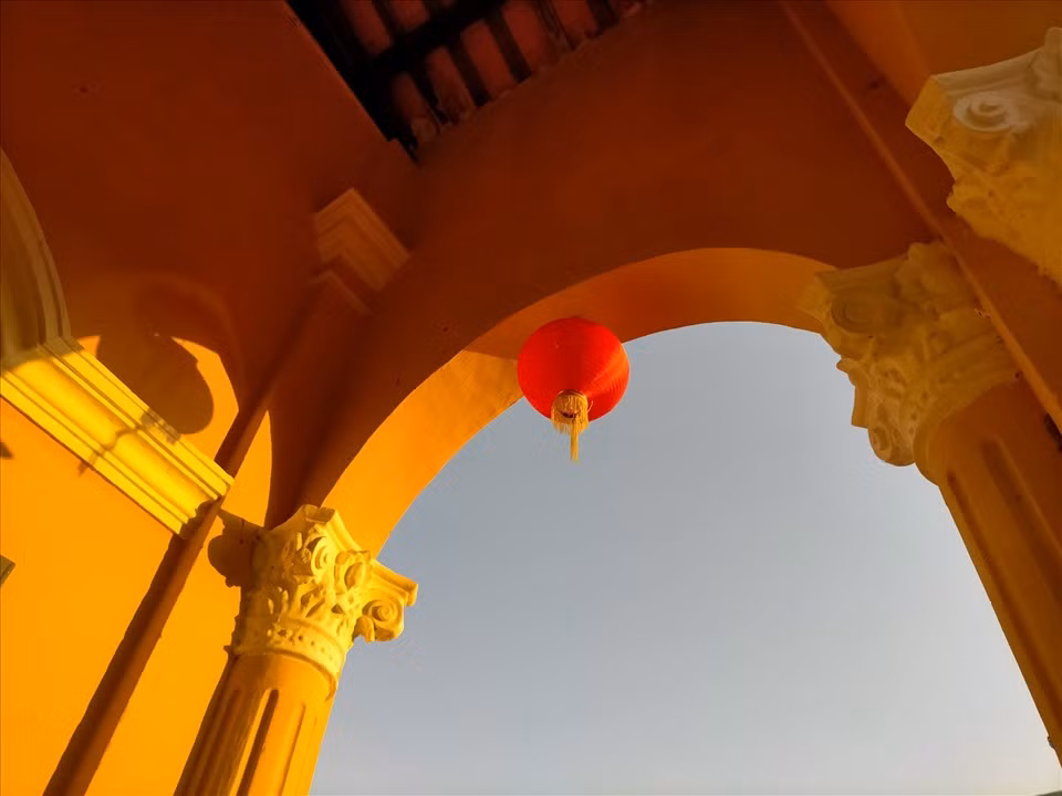 Đèn lồng được treo trên các vòm cửa để nét đẹp kết hợp được hài hòa.