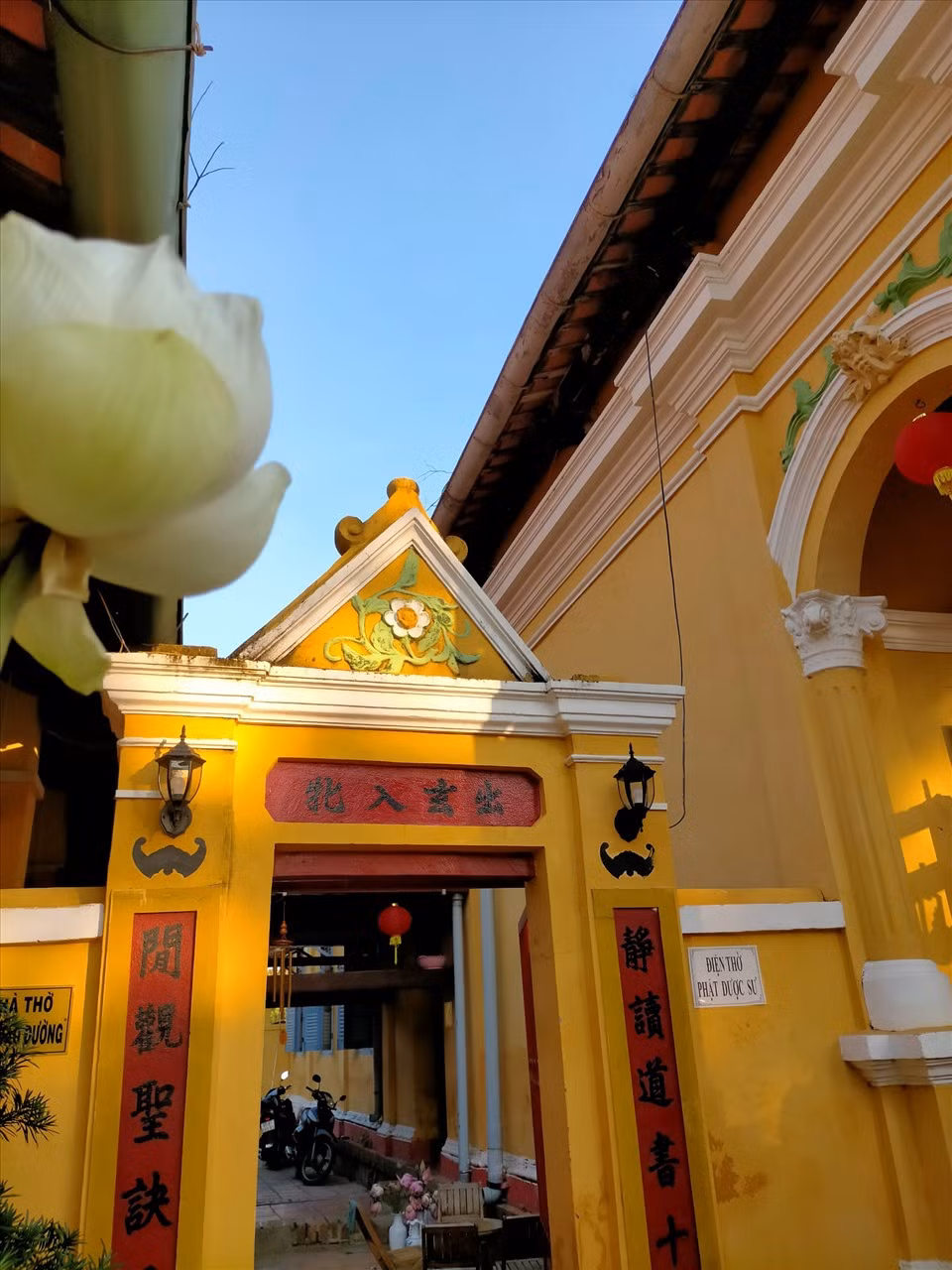 Lối đi phía sau chánh điện có hai câu đối chữ Hán nhưng lại được gắn đôi đèn điện đậm nét phương Tây. Chùa mang màu vàng đậm, đặc trưng của Phật giáo phương Đông nhưng điểm tích hoa văn thì sử dụng kiến trúc châu Âu.