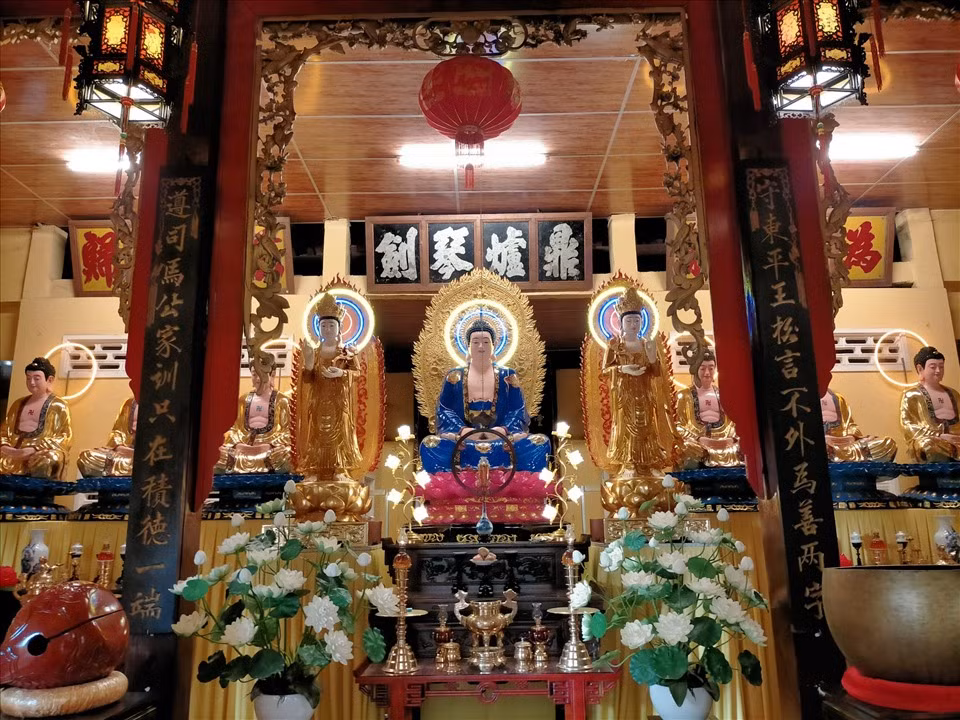 Chánh điện gian giữa là Diệu Trì Bửu Điện, hai bên là hai dãy Đông Lang và Tây Lang. Mỗi ngày, chùa cúng theo tứ thời (4 khóa: tí, ngọ, mão, dậu). Ngoài ra còn các khóa xen giữa của người chuyên tu. 