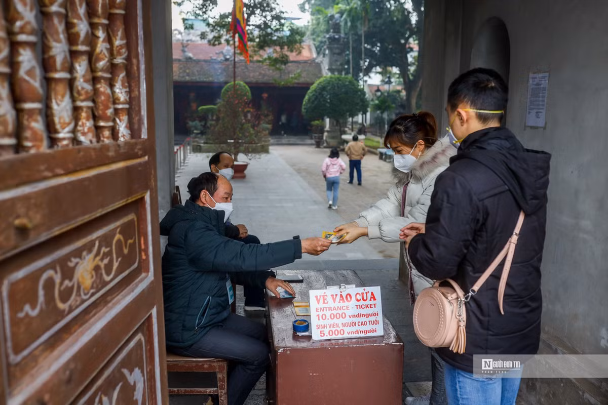 Tại đền Quán Thánh (Hà Nội), người dân phải khai báo y tế và rửa tay sát khuẩn trước khi vào.